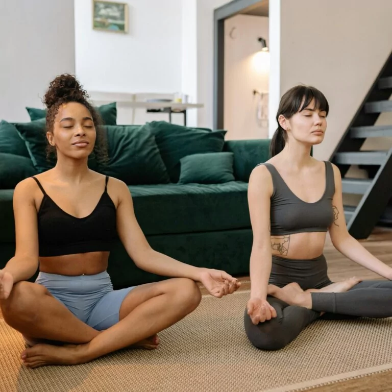 Le yoga, l'une des disciplines connexes de l'ayurvéda